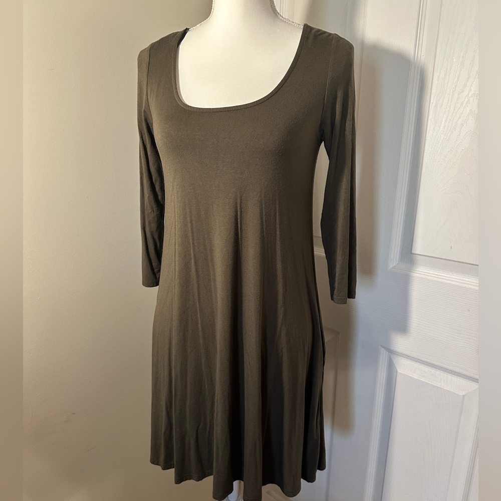 Lulu’s olive green dress.